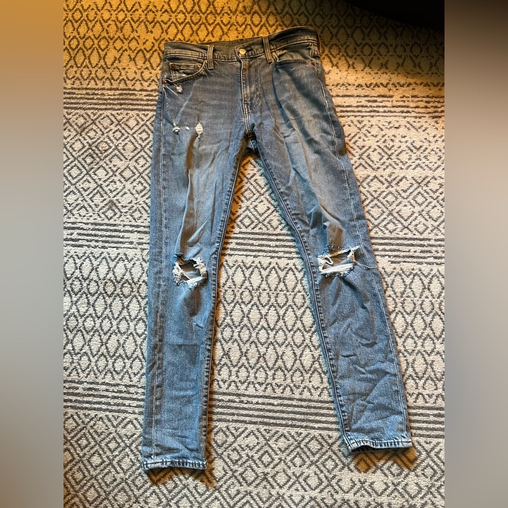 Levi distressed/ripped jeans size 30x32